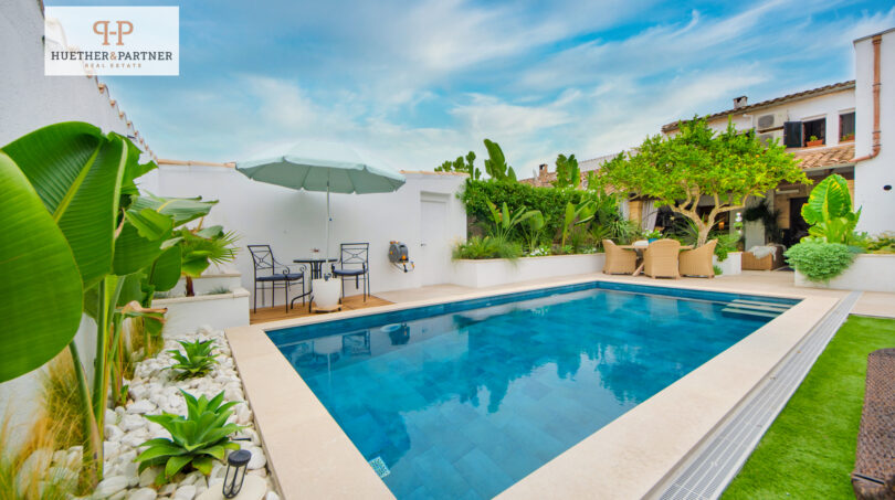 Blick Pool zum Haus