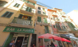 Edificio con proyecto de demolición y nueva construcción en el borde del casco antiguo de Palma
