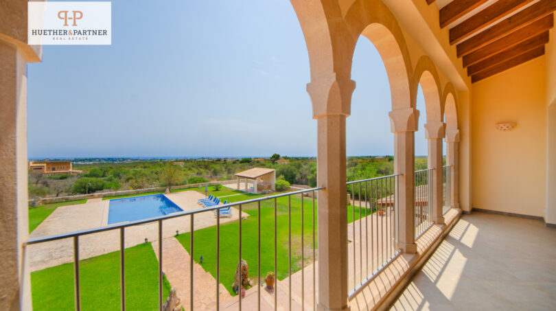 Terrasse  mit Garten- und Poolblick