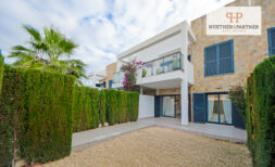 Pool-nahe Luxus EG-Wohnung zum Erstbezug