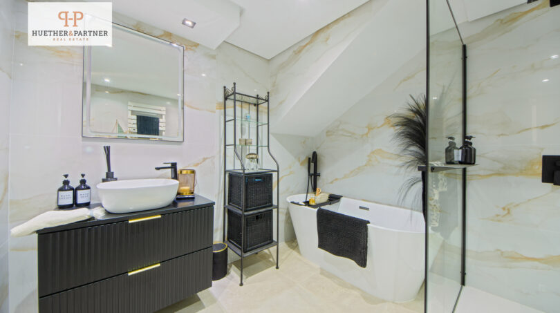 EG Bad mit Wanne & Dusche