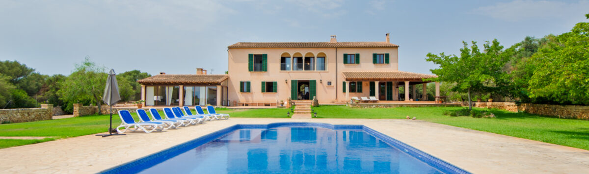Bild zum Objekt: Finca mit 6 SZ, Kamin, Garage und Pool mit Bar zu verkaufen