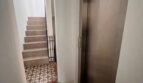 Treppenhaus mit gemusterten Zementfliesen, elegantem Eisengeländer und modernem Aufzug der Maisonette-Wohnung in Palma.