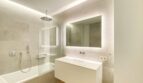 Modernes Badezimmer der Maisonette in Palma mit Badewanne, Regendusche, beleuchtetem Spiegel und schwebenden Waschtisch.