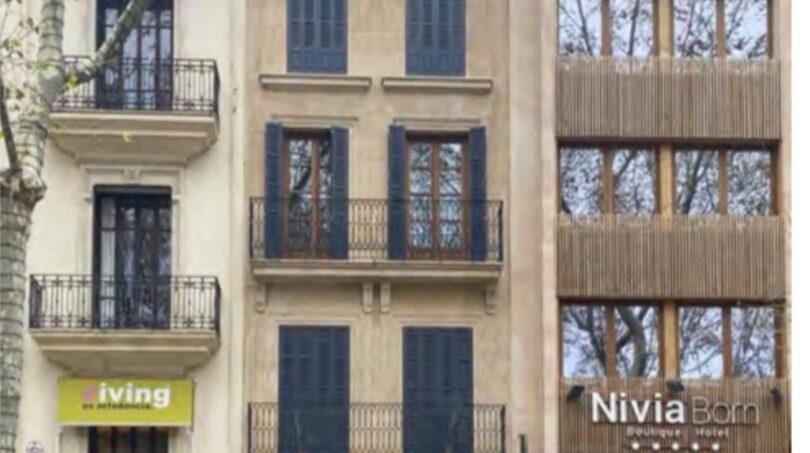 Historisches Stadthaus mit Balkonen in Palma de Mallorca, neben Nivia Born Boutique Hotel, gründerzeitliche Fassade.