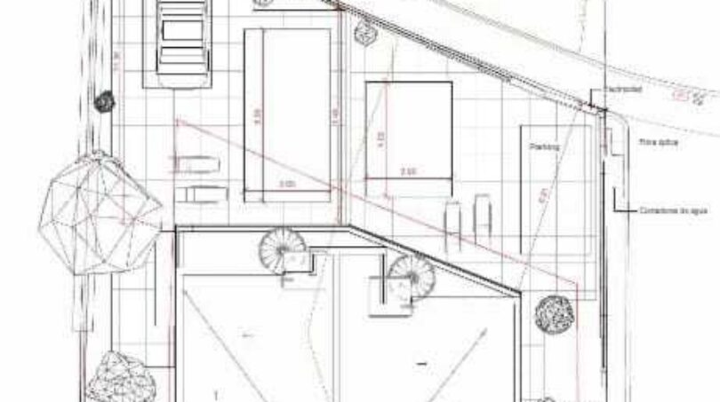 Architektonischer Lageplan der Doppelhaushälfte in Llucmajor mit Parkplatz, Garten und Zufahrt zur Calle Roma.
