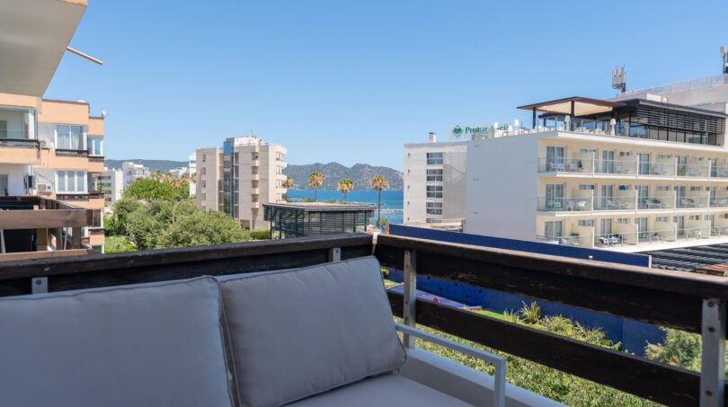 Balkon mit Blick zum Meer