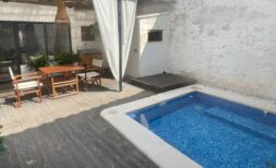 Stilvolles Stadthaus mit Pool und modernem Komfort