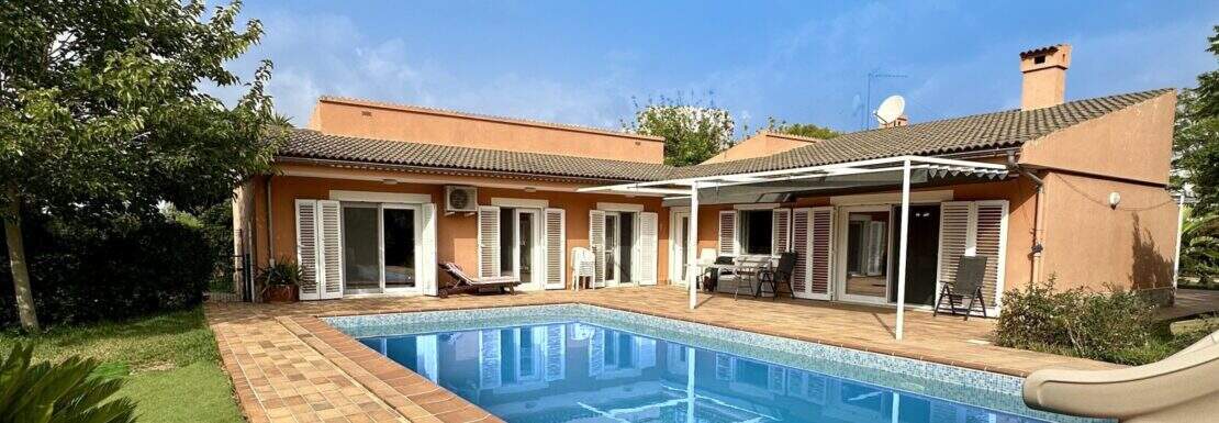 Vista de la casa con piscina