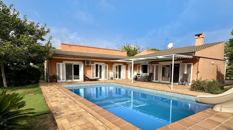 Vista de la casa con piscina