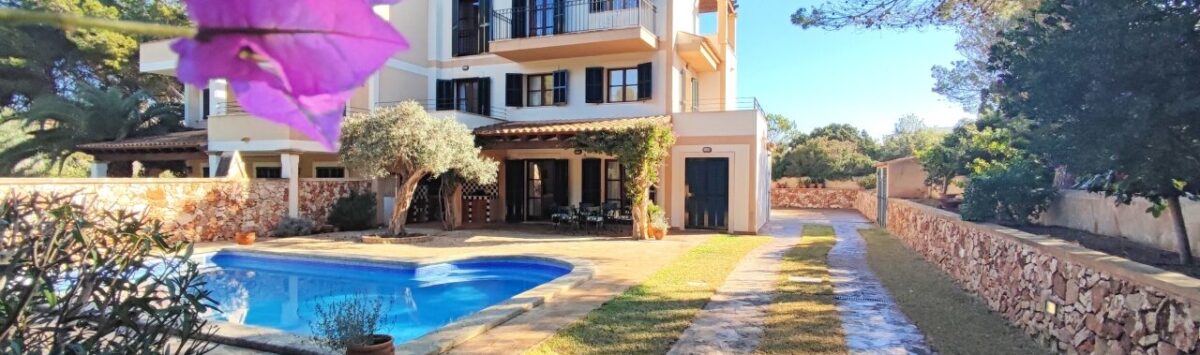 Bild zum Objekt: 200m² Chalet mit 6 Zimmern, Pool und Außenküche zur Miete