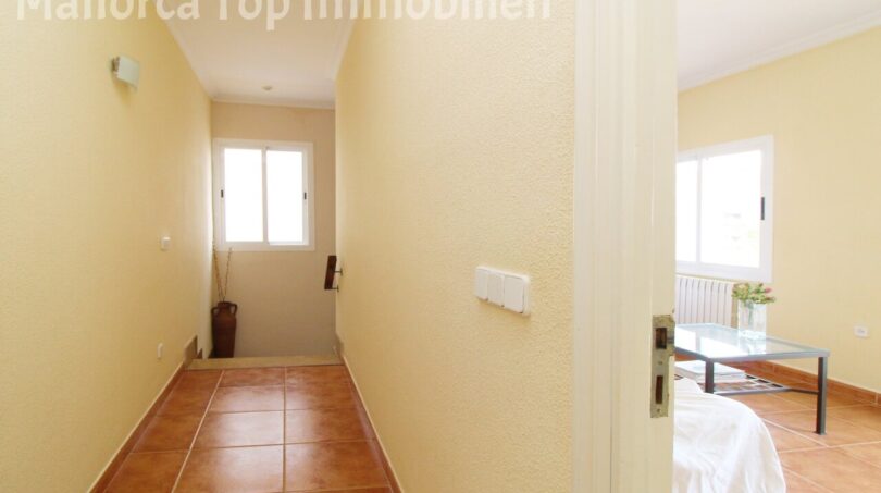 Heller Flur mit Terrakottafliesen, Blick in Schlafzimmer, Villa nahe Hafen Alcúdia
