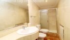 Elegantes Marmorbad der Hafenvilla Alcúdia mit Dusche, Bidet, WC und cremefarbenem Waschbecken