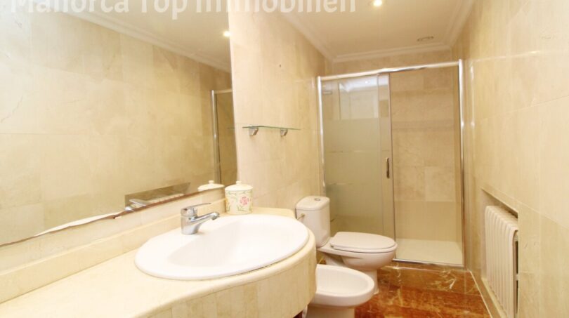 Elegantes Marmorbad der Hafenvilla Alcúdia mit Dusche, Bidet, WC und cremefarbenem Waschbecken