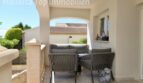 Überdachte Terrasse mit modernen Lounge-Möbeln und Rundbogen-Architektur der Doppelhaushälfte in Llucmajor