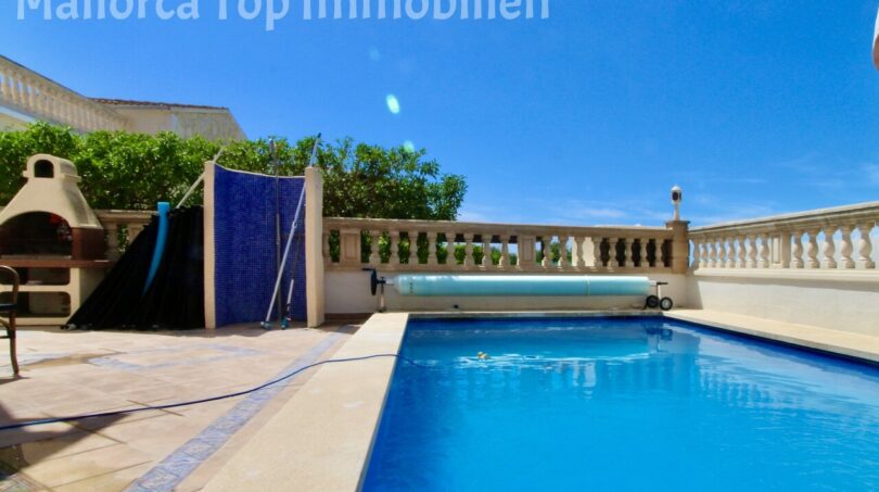 Beheizter Pool mit Poolabdeckung, Außendusche und Grillbereich der Doppelhaushälfte in Llucmajor