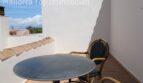 Sonnige Dachterrasse mit rundem Tisch und Stühlen, Blick auf Nachbarschaft und Meer in Llucmajor