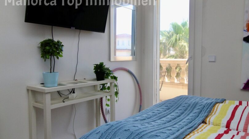Helles Schlafzimmer mit TV, Balkonzugang und Meerblick in moderner Doppelhaushälfte in Llucmajor