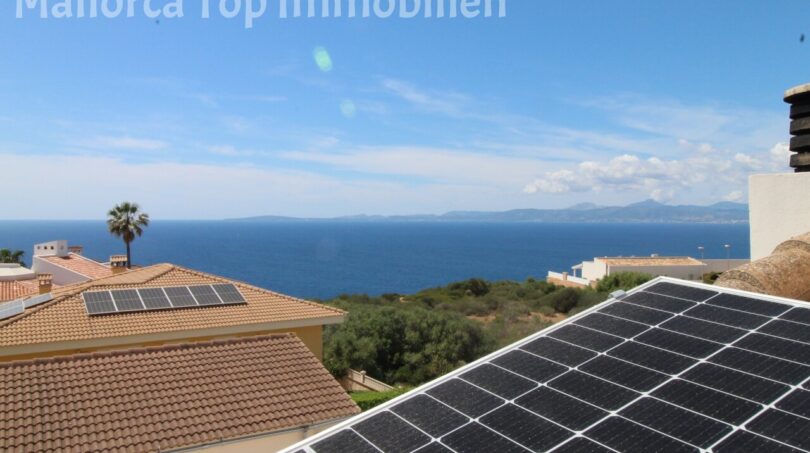 Dachterrasse mit Solarpanelen und Meerblick auf das Mittelmeer, Doppelhaushälfte in Llucmajor