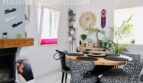Helles Esszimmer mit rundem Holztisch, Leoparden-Stühlen und Kamin in Doppelhaushälfte in Llucmajor