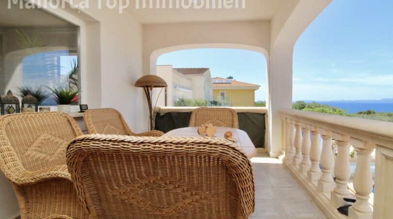 Überdachte Terrasse mit Korbmöbeln und Meerblick der modernen Doppelhaushälfte in Llucmajor