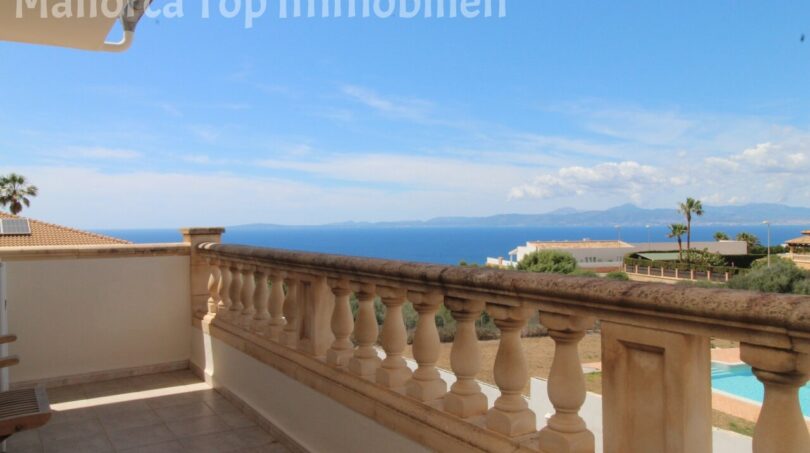 Terasse mit Steinbalustrade, Meerblick und Pool der Doppelhaushälfte in Llucmajor