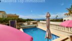 Beheizter Pool mit weißer Balustrade und Meerblick, Sonnenschirme auf der Terrasse der Doppelhaushälfte in Llucmajor