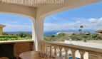 Überdachte Terrasse mit Rattanmöbeln, Meerblick und Pool einer Doppelhaushälfte in Llucmajor