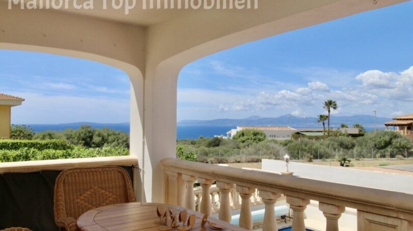 Überdachte Terrasse mit Rattanmöbeln, Meerblick und Pool einer Doppelhaushälfte in Llucmajor