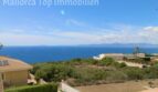 Panoramablick auf das Mittelmeer mit Bergkulisse, Vegetation und Nachbarvillen in Llucmajor, Mallorca