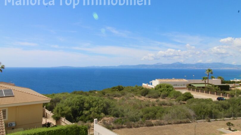 Panoramablick auf das Mittelmeer mit Bergkulisse, Vegetation und Nachbarvillen in Llucmajor, Mallorca