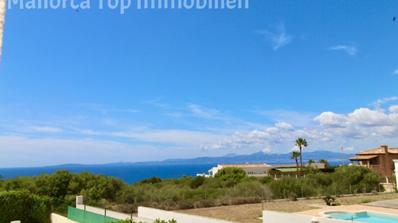 Panoramablick auf das Mittelmeer mit Pool, Palmen und Bergen, Doppelhaushälfte Llucmajor