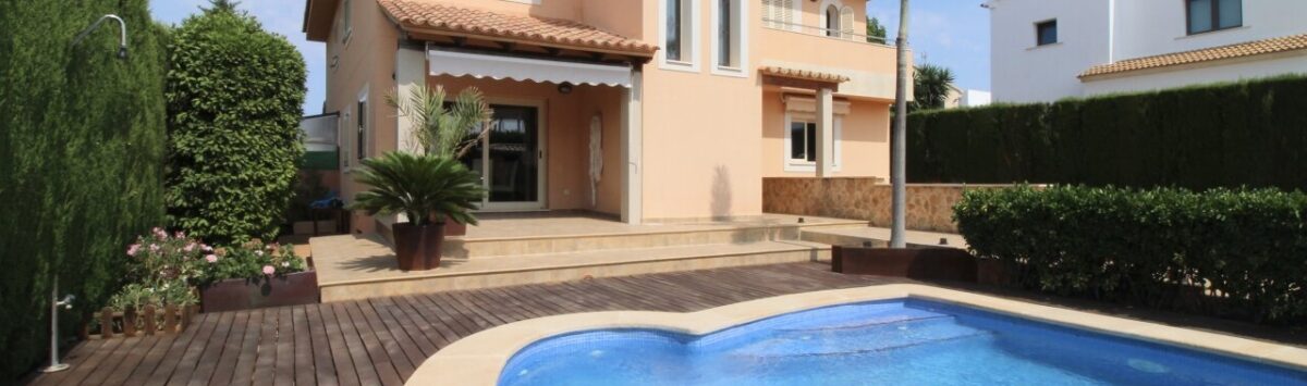Vista de la propiedad: 356m² villa con 5 dormitorios, 3 baños, garaje y piscina para la venta