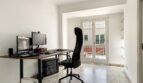 Helles Arbeitszimmer mit Schreibtisch, zwei Monitoren und Glastür zum Balkon in moderner Palma-Wohnung.