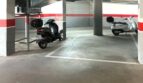 Tiefgarage mit zwei Motorrollern und markierten Stellplätzen, rote Streifen an den Wänden, Palma de Mallorca