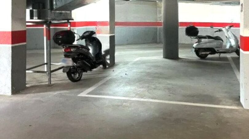 Tiefgarage mit zwei Motorrollern und markierten Stellplätzen, rote Streifen an den Wänden, Palma de Mallorca