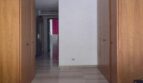 Schlafzimmer mit lila Bett, zwei Holzkleiderschränken und Blick in den Flur der Erdgeschosswohnung in Palma