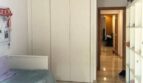 Kinderzimmer mit weißem Einbauschrank, Einzelbett, Deckenventilator und buntem Spielteppich in Erdgeschosswohnung Palma