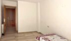 Helles Schlafzimmer mit Einzelbett, Hogwarts-Bettwäsche, Laminatboden und Holztür in Erdgeschosswohnung Palma
