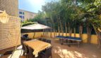 Sonnige Terrasse mit Essbereich, Sonnenschirm und Tischtennisplatte, umgeben von Bäumen in Palma de Mallorca