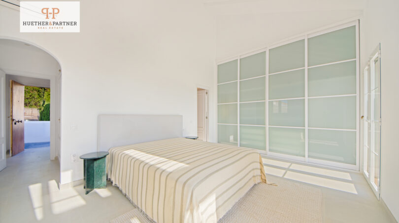 Gemütliches Schlafzimmer mit Tageslicht