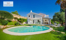 Villa Nova Santa Ponça: White house with oval pool, pergola terrace and well-maintained garden in exclusive location.
