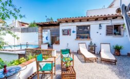 Charming townhouse with pool and small garden in a quiet location