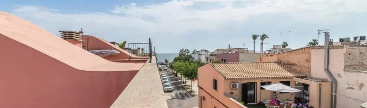 Vista de la propiedad: Ático con 2 dormitorios, baño, azotea y garaje en venta