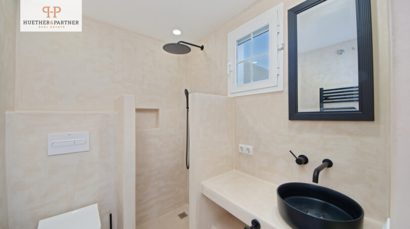 Modernes Badezimmer mit Walk-in Dusche
