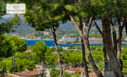 Panoramablick von Villa in Santa Ponça auf Mittelmeer, Berge und Ortschaft durch mediterrane Pinien