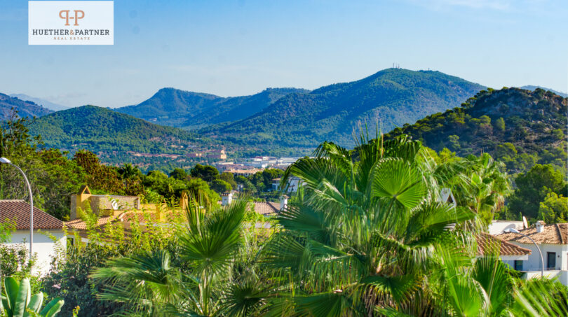 Blick auf die Berge und grüne Landschaft
