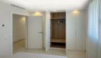 Helles Schlafzimmer mit eingebautem Holzkleiderschrank und weißen Türen in exklusiver Erstbezugswohnung, Palma