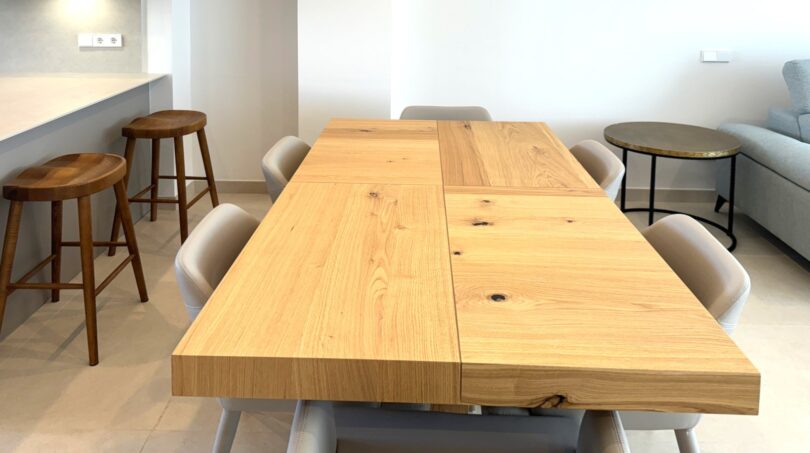 Moderner Essbereich mit massivem Eichenholztisch und eleganten Stühlen in exklusiver Erstbezugswohnung in Palma