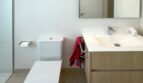 Modernes Badezimmer mit WC, Holzwaschtischunterschrank, Spiegel und Glasdusche in Erstbezug-Wohnung Palma